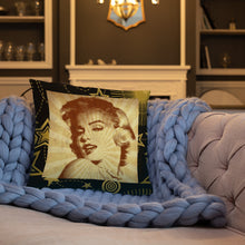 Carica l'immagine nel visualizzatore di Gallery, Cuscino Marilyn Monroe trisarte