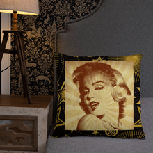 Carica l'immagine nel visualizzatore di Gallery, Cuscino Marilyn Monroe trisarte