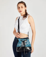 Carica l&#39;immagine nel visualizzatore di Gallery, arte Mini Drawstring Bucket Bag trisarte
