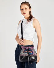 Carica l&#39;immagine nel visualizzatore di Gallery, arte Mini Drawstring Bucket Bag trisarte
